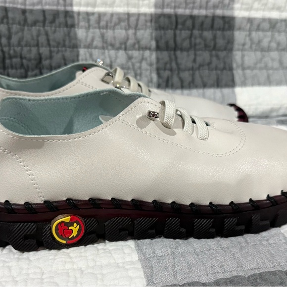 Women’s Brand New Crazy Savage Athletic Casual Tennis Shoe. Size 7. - Picture 2 of 8